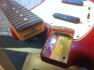 "8 NOV 65 R" The factory date stamp and neck profile type.